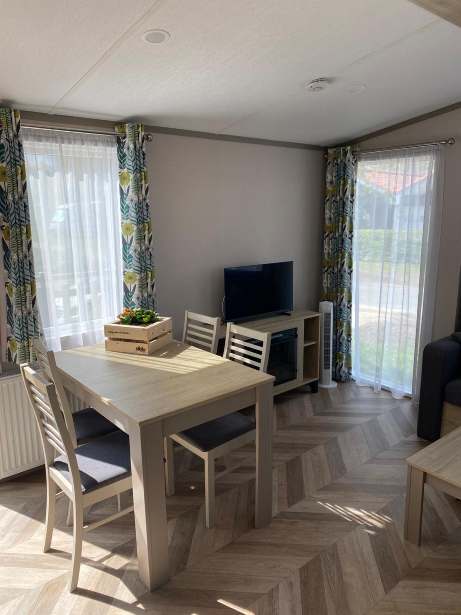 4 Persoons Chalet Hz 21 Lauwersoog Esterno foto